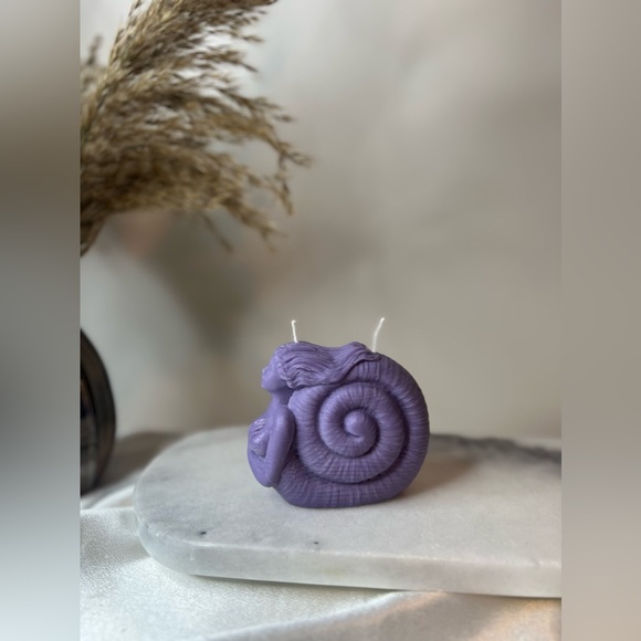 Purple Mermaid Candle - Passionfruit Pineapple - Picture 4 of 4